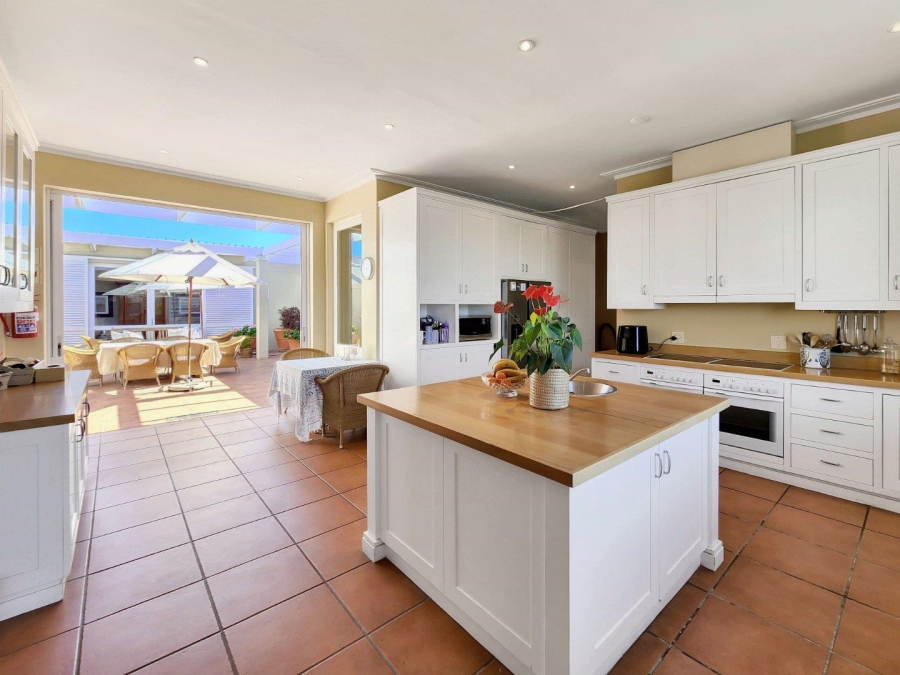 6 Bedroom Property for Sale in Bloubergstrand Western Cape